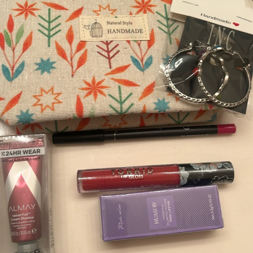 Fabulous collection lip colors cones with beautiful cosmetic pouch!